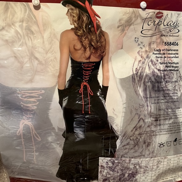 Forplay lady of darkness vampire costume

HALLOWEEN - Picture 2 of 7